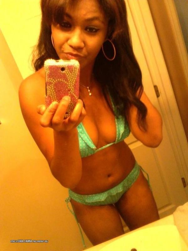 14P Pretty black GF showing her tits in hot mirror shots