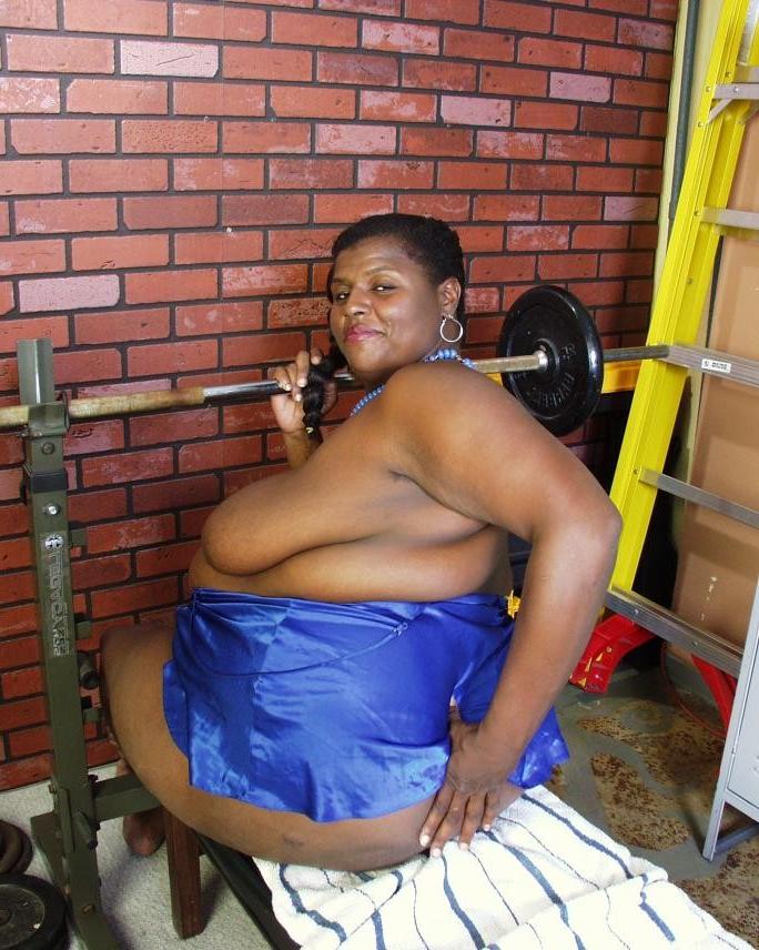 15P Thick ass black girls undressing and posing