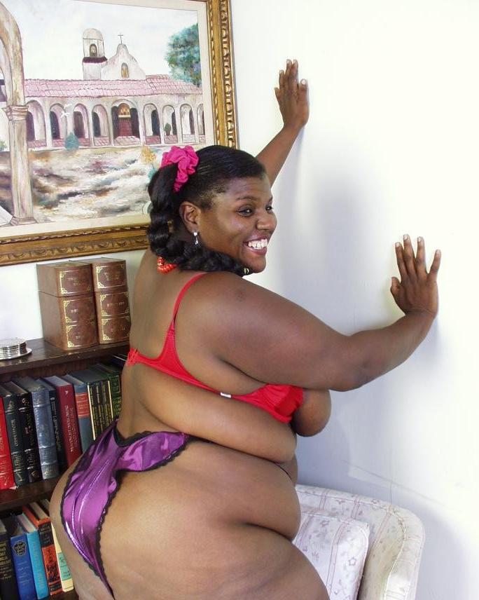 15P Thick ass black girls undressing and posing