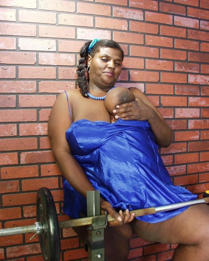 15P Thick ass black girls undressing and posing