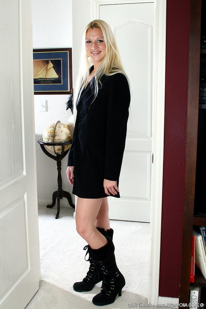 15P Long haired blonde Kyra spreads her long legs