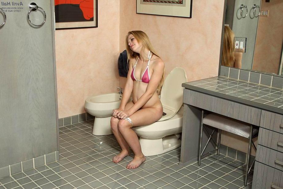 15P Avril Hall pump her pussy until swollen