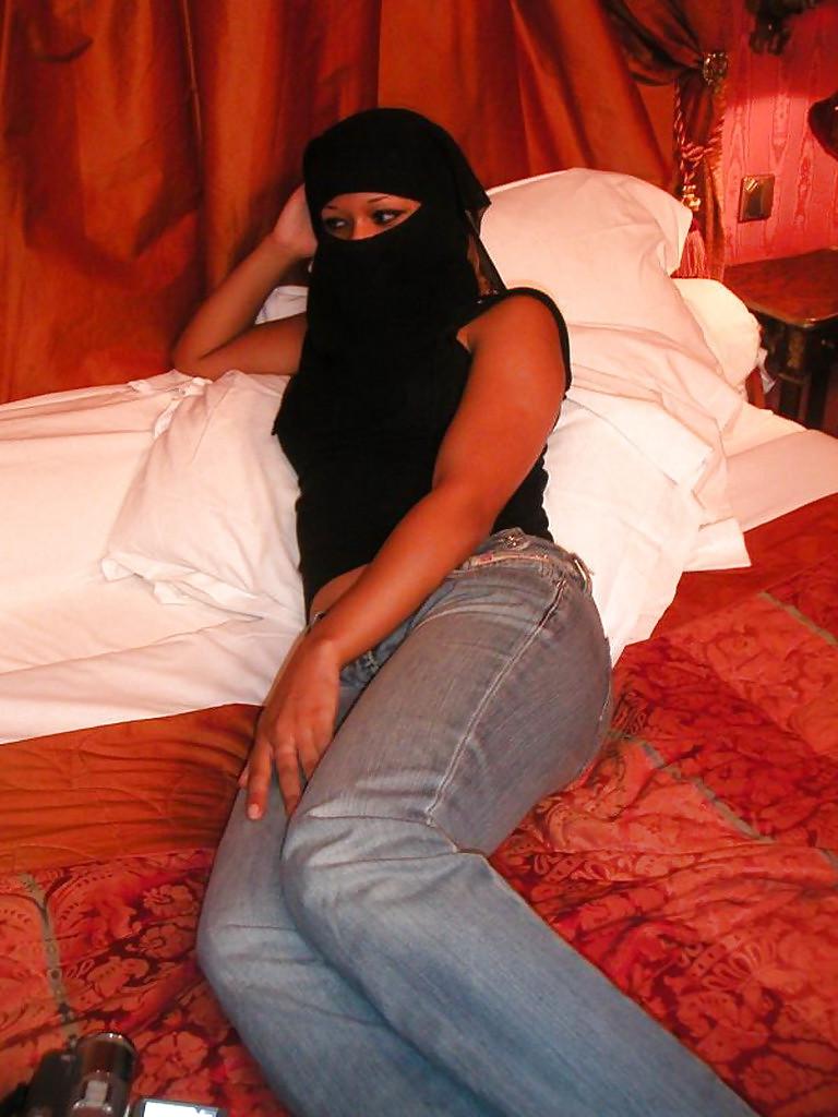 25P BEAUTIFUL ARABIAN SLUTS - SARAH