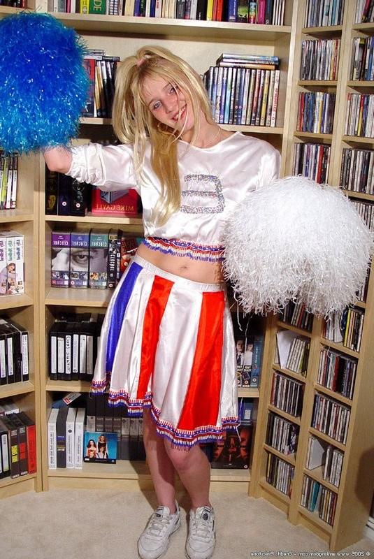 15P stoned looking blonde cheergirl shows off her sweet ass