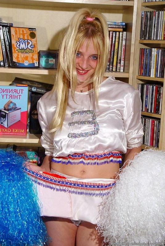 15P stoned looking blonde cheergirl shows off her sweet ass