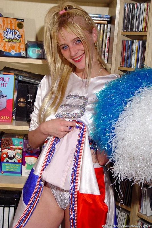 15P stoned looking blonde cheergirl shows off her sweet ass