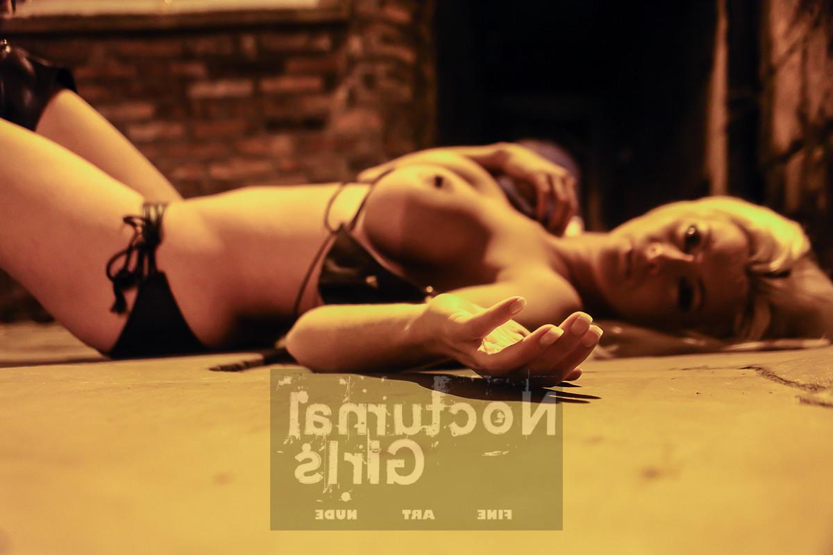 6P Blond girl posing nude in the night time