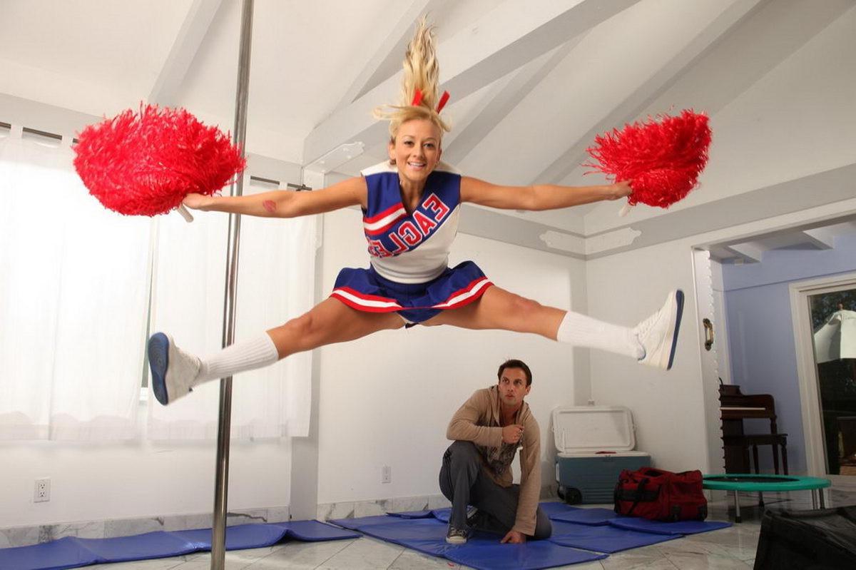 16P Fine blonde cheerleader getting drilled