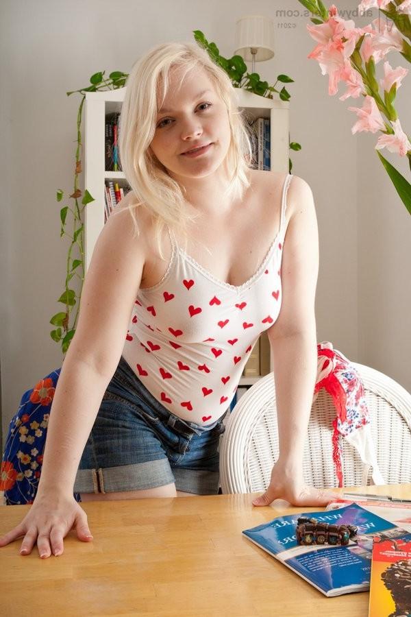 16P Curvy Blonde Amateur Shows Off Her Beautiful Pale Body