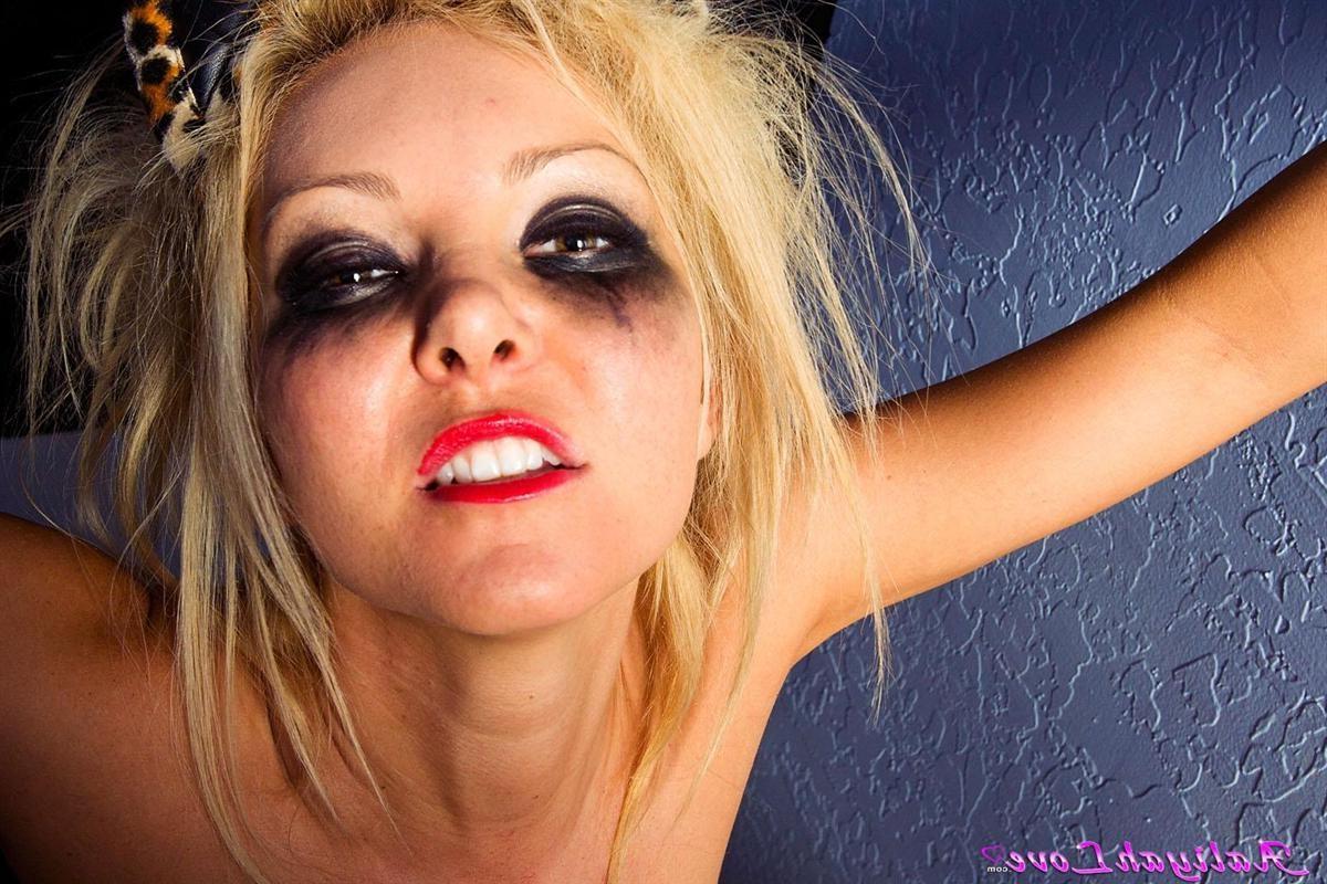 18P Aaliyah Love crazy babe poses nude in the bathroom