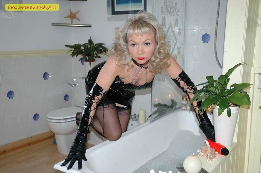 12P Kinky fetish milf nylon Sue bathing in stockings