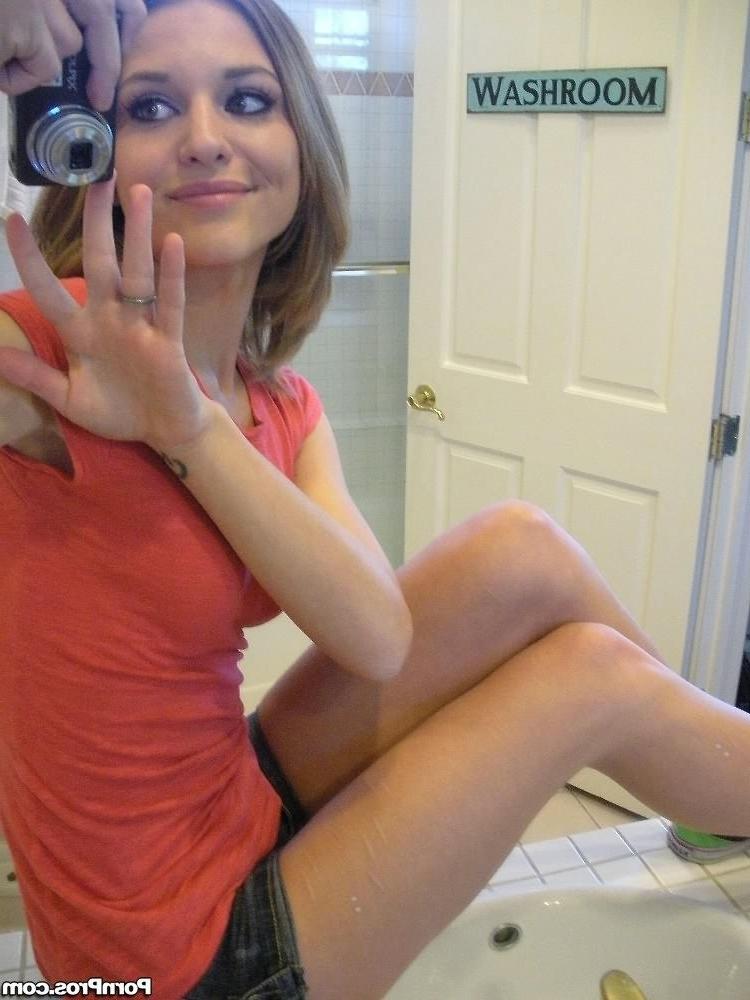 18P Blonde ex girlfriend self shot mirror pics