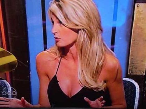 14P Erin Andrews glamorous sportscaster shows her good looks