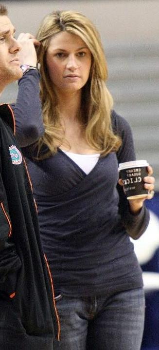14P Erin Andrews glamorous sportscaster shows her good looks