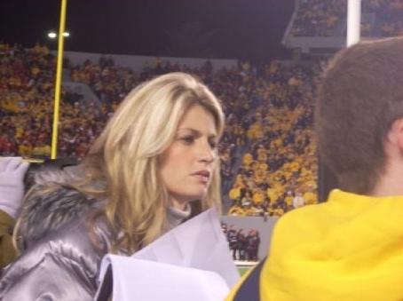 14P Erin Andrews glamorous sportscaster shows her good looks