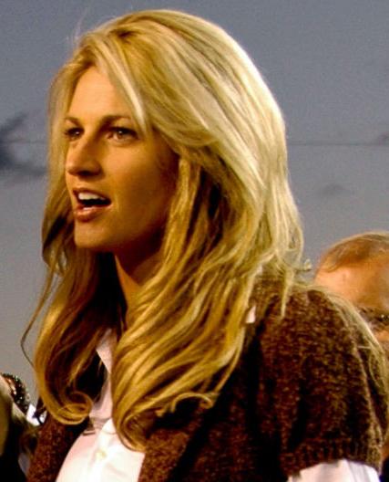 15P Erin Andrews glamorous blonde newscaster hard at work