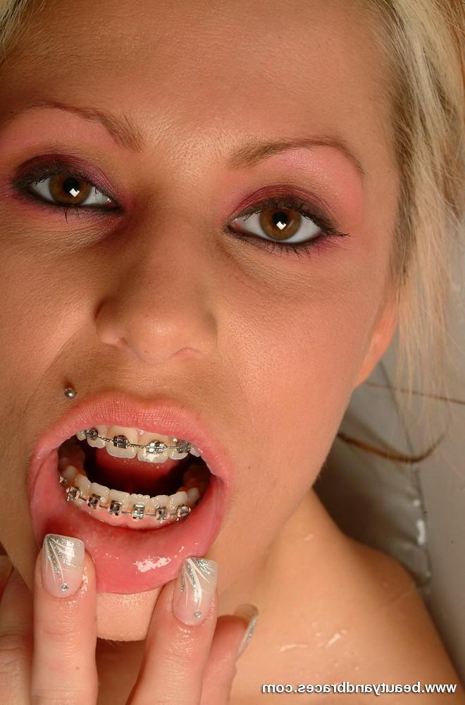 16P Blonde with a metal mouth spreading in a bath