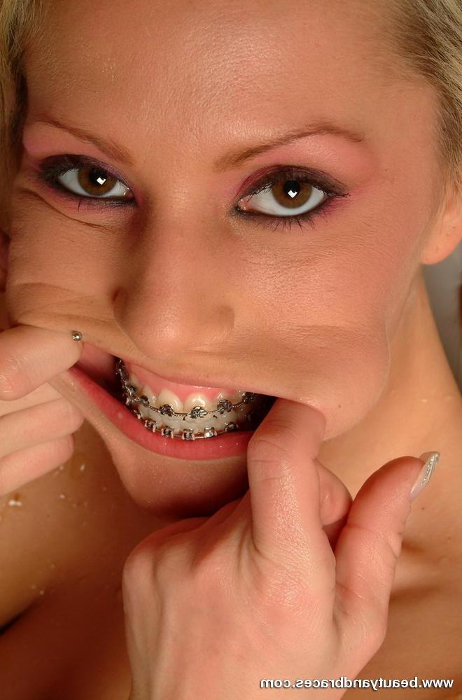 16P Blonde with a metal mouth spreading in a bath