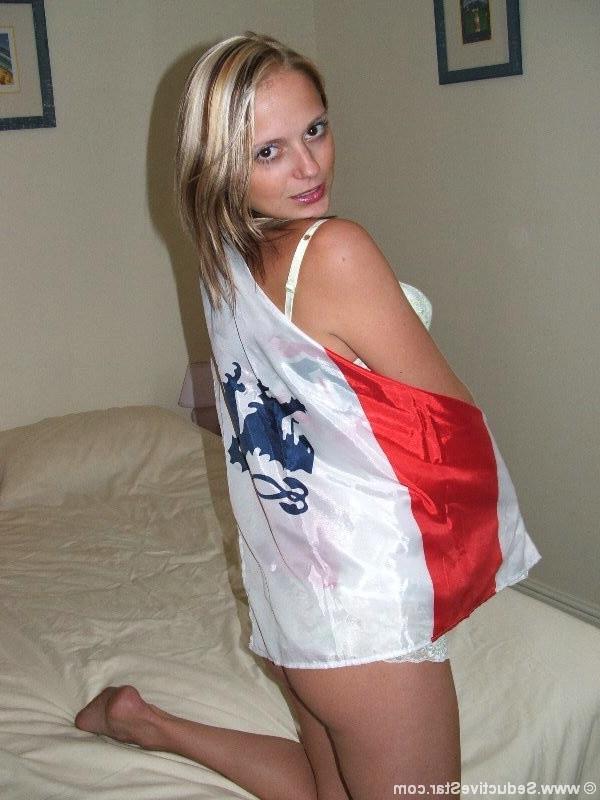20P Hot blonde shows her tight pussy