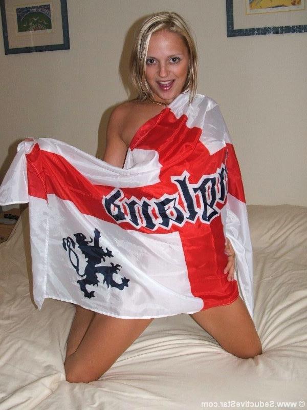 20P Hot blonde shows her tight pussy