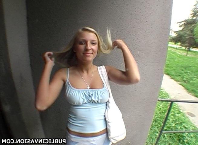 16P skankity skank bimbo sucks off a dude under de skank brigde