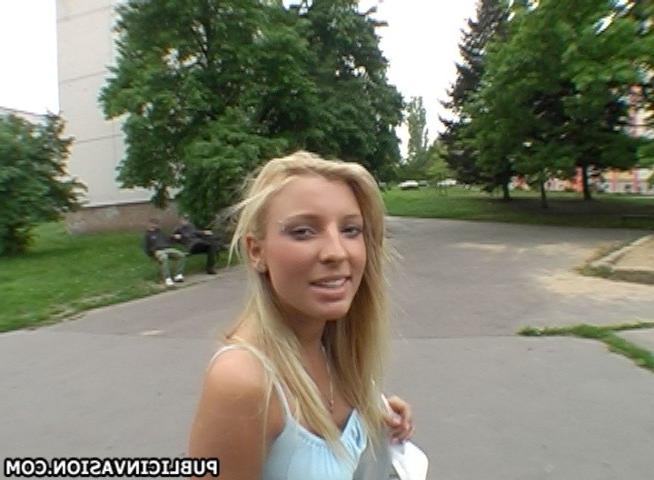 16P skankity skank bimbo sucks off a dude under de skank brigde