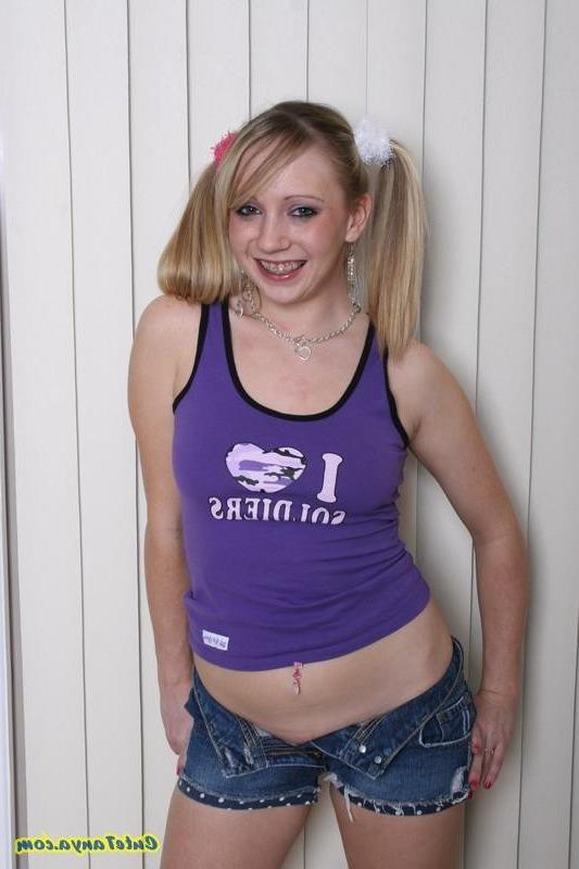 17P Cheerleader Cute Tanya shows her pussy and tits