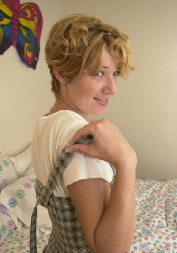 15P Curly amateur cutie showing upskirt
