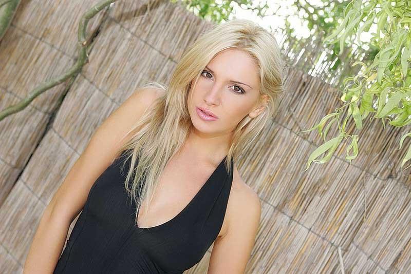 15P Thin Blonde Shows Tight Body