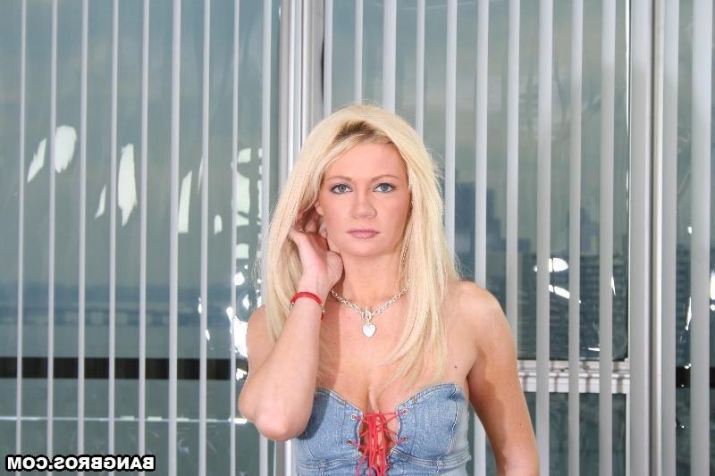 16P Dirty cheating mommy blowing hard a college guy