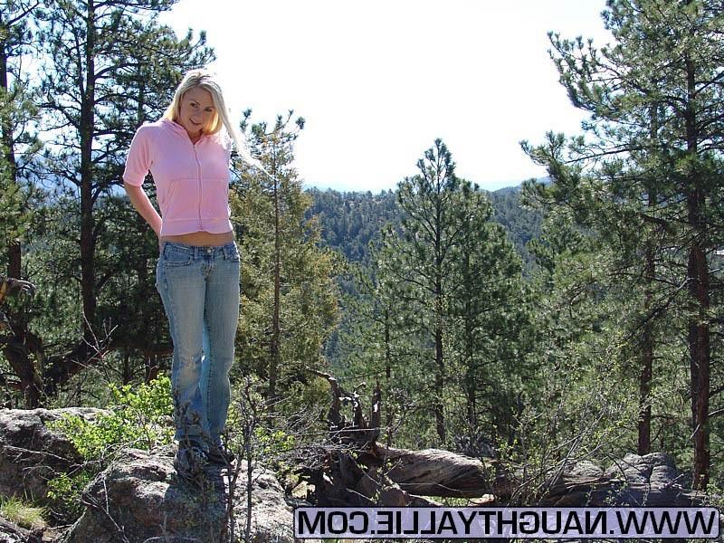14P Amateur blonde wife giving head outdoors