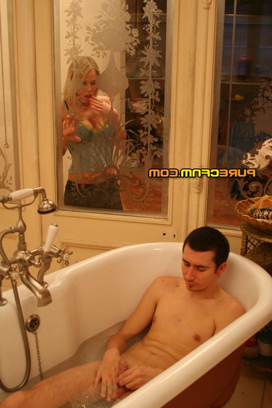 16P Ladies jerking off a guy in teh bathroom