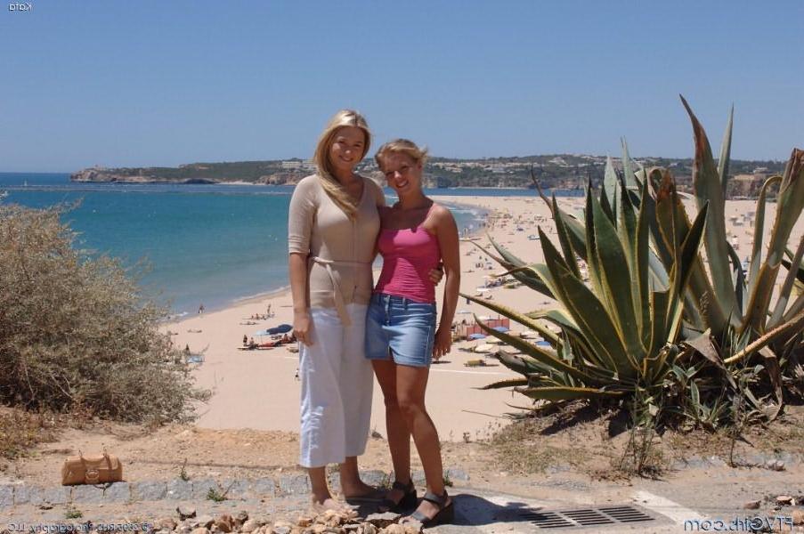 20P Sexy blondes flashing tits in the public settings