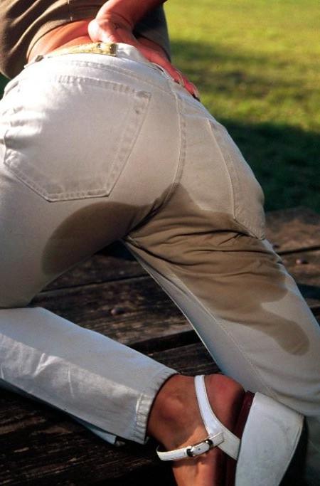 15P Cute blonde pees in her jeans