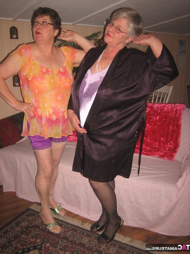 20P Girdlegoddess and Mistress Sue are so sexy together im wearing a