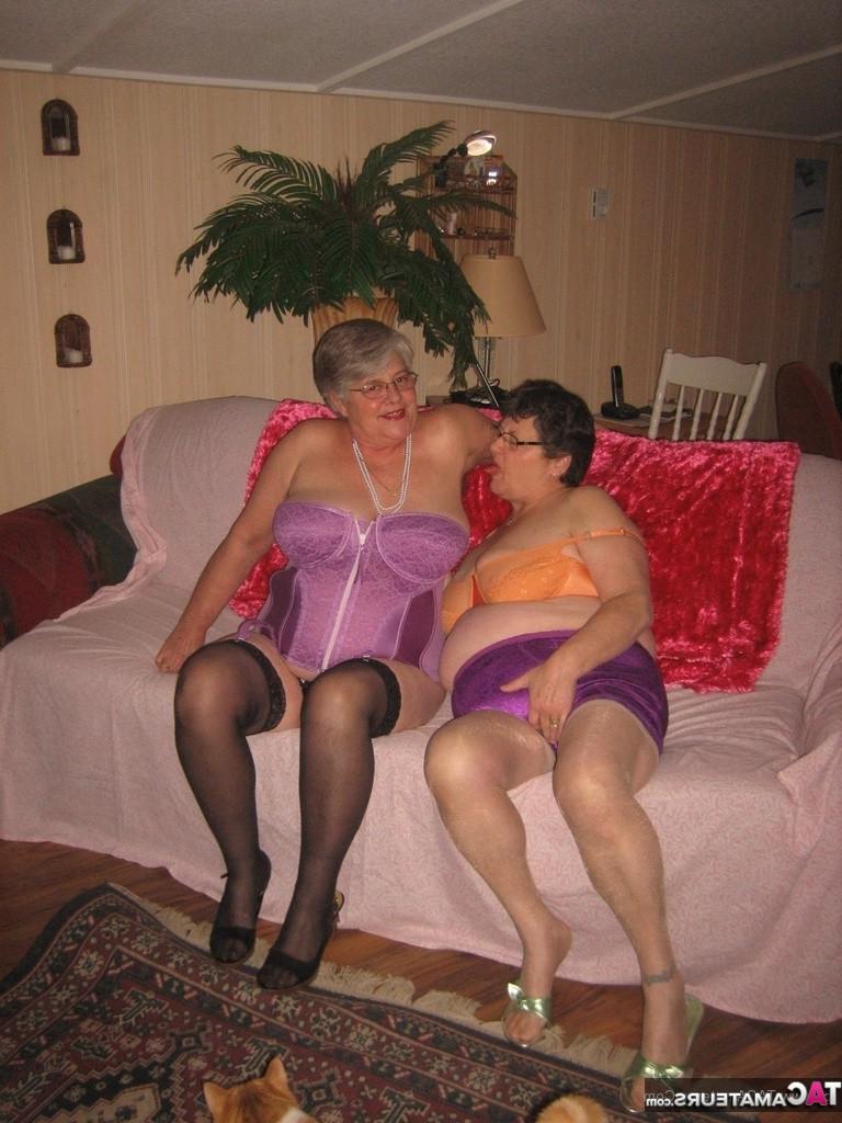 20P Girdlegoddess and Mistress Sue are so sexy together im wearing a