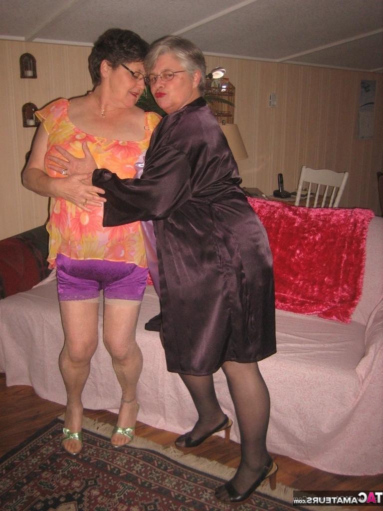 20P Girdlegoddess and Mistress Sue are so sexy together im wearing a