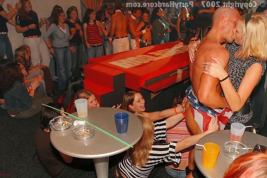 11P Party girls jerking off male dancers