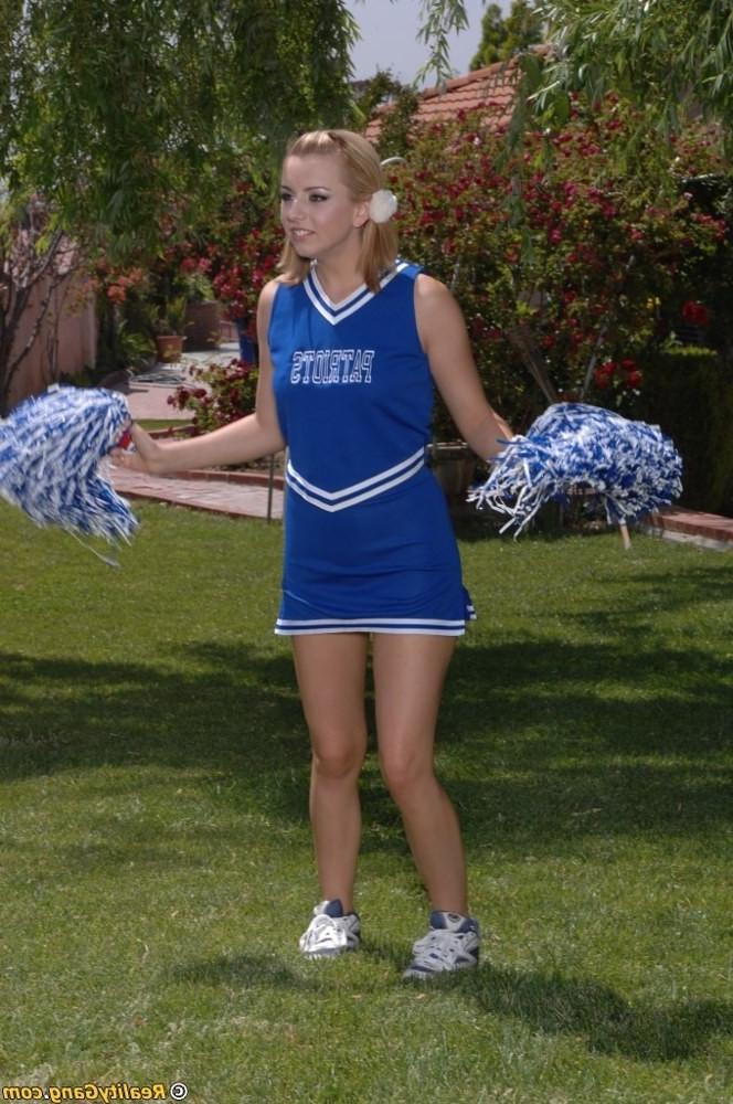 16P Junior college cheerleader Lexi Belle practicing the hardcore way