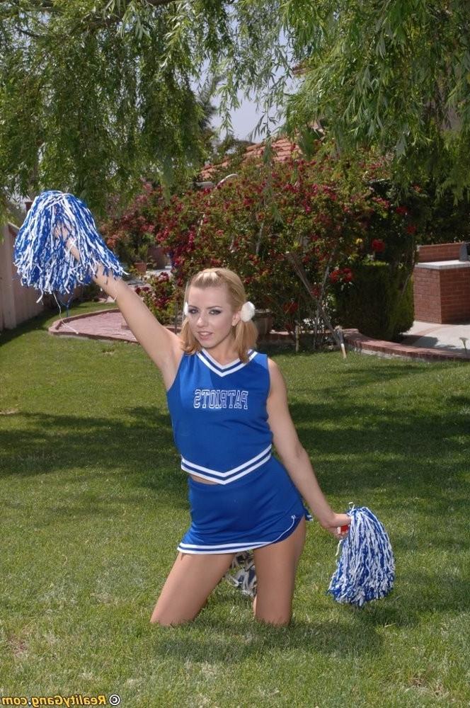 16P Junior college cheerleader Lexi Belle practicing the hardcore way