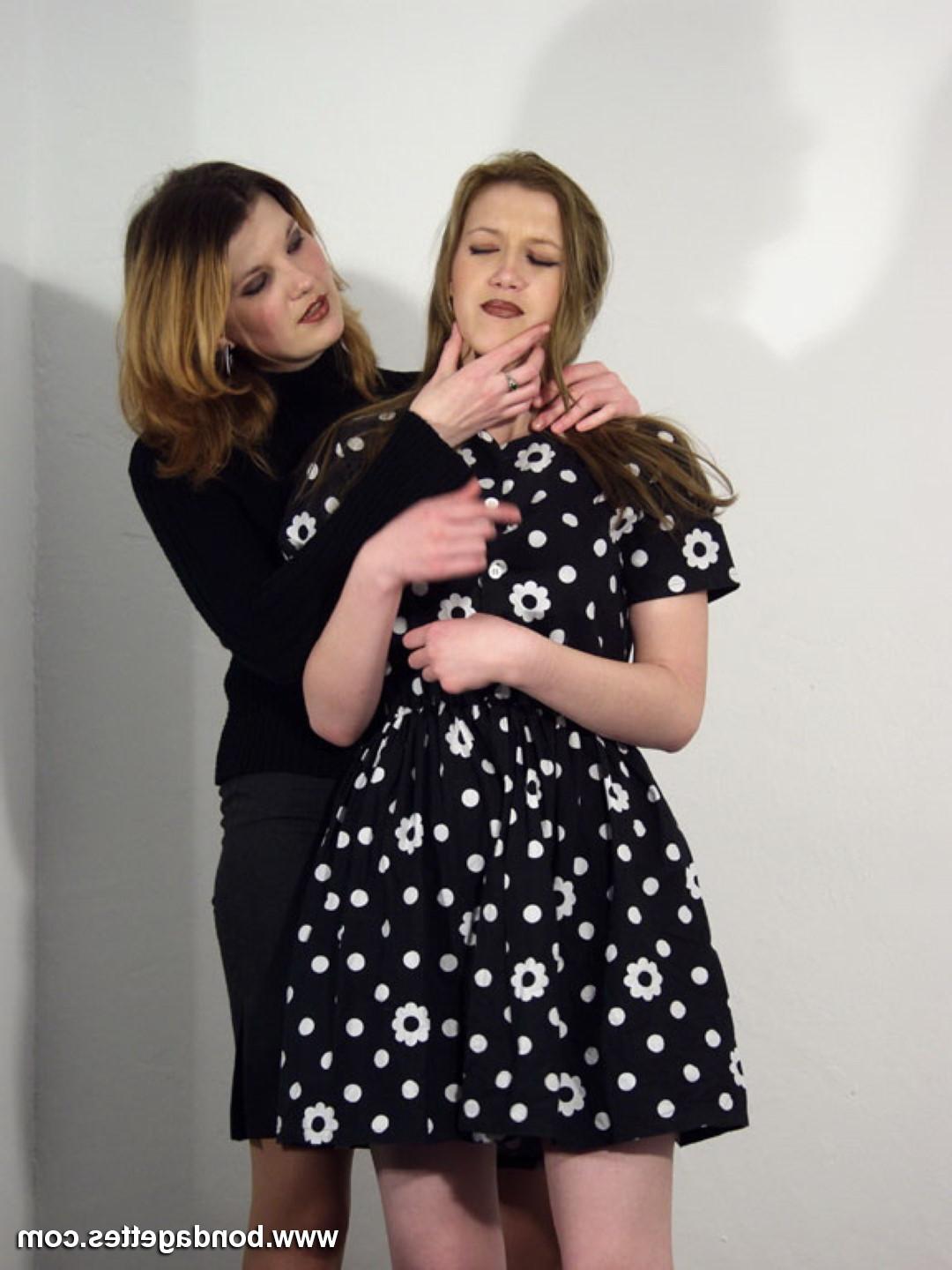 16P Mistress ties her amateur subbie and then blindfolds her with ro