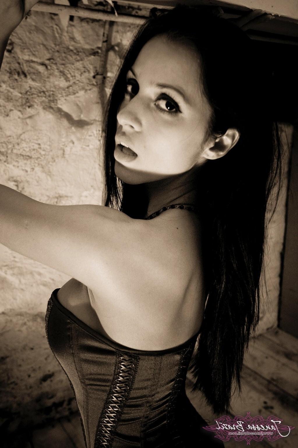 15P Dark Fetish Whore