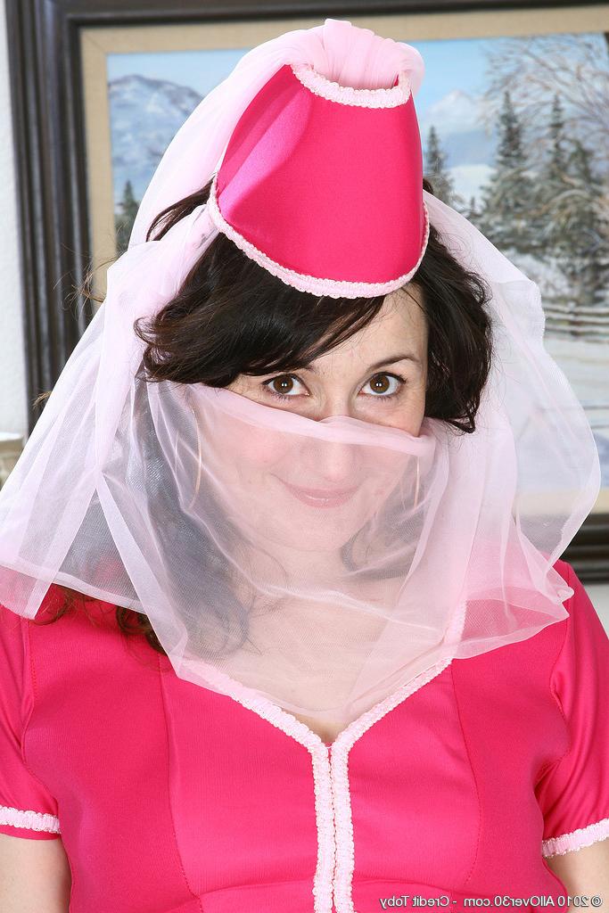 16P Mature genie Scarlette plays out a fantasy role