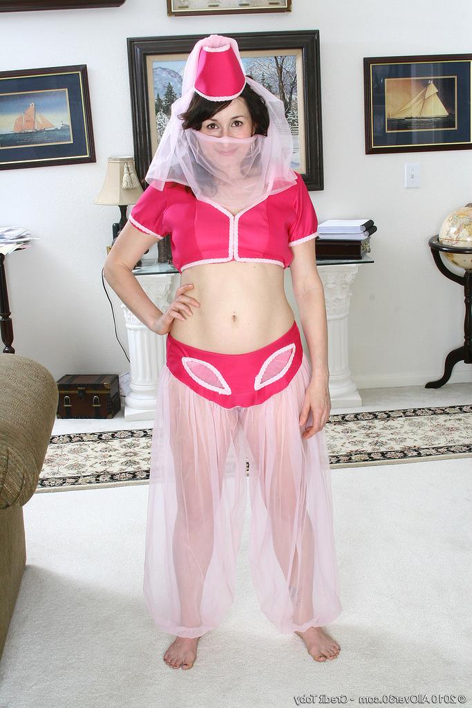 16P Mature genie Scarlette plays out a fantasy role