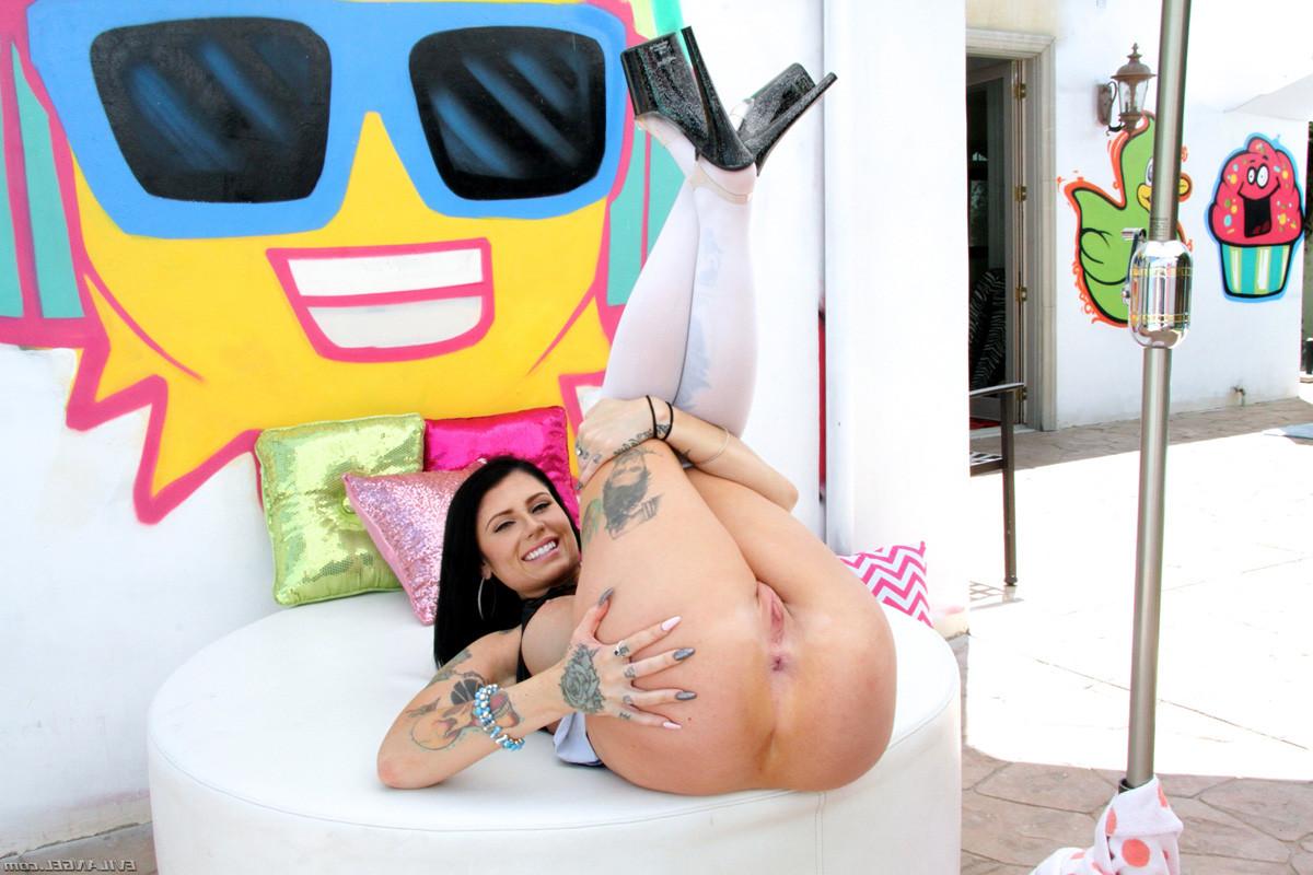 15P Jordyn Shane exposes her exquisite curves