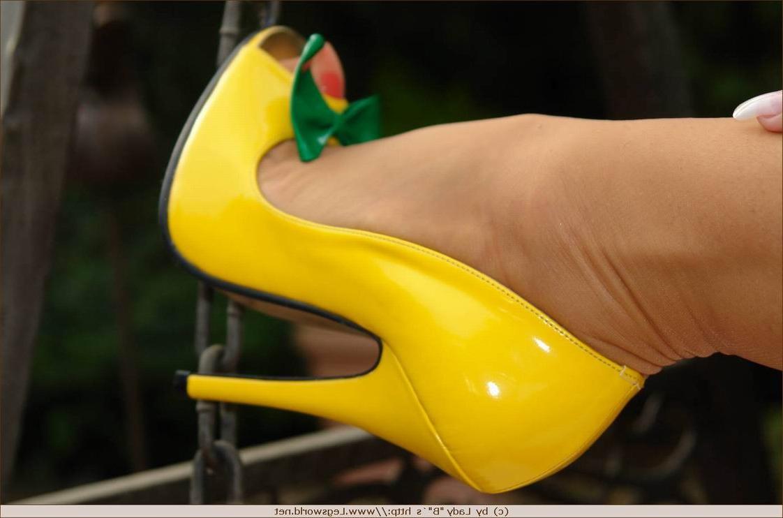 12P Glamour lady Barbara in nude stockings and yellow heels