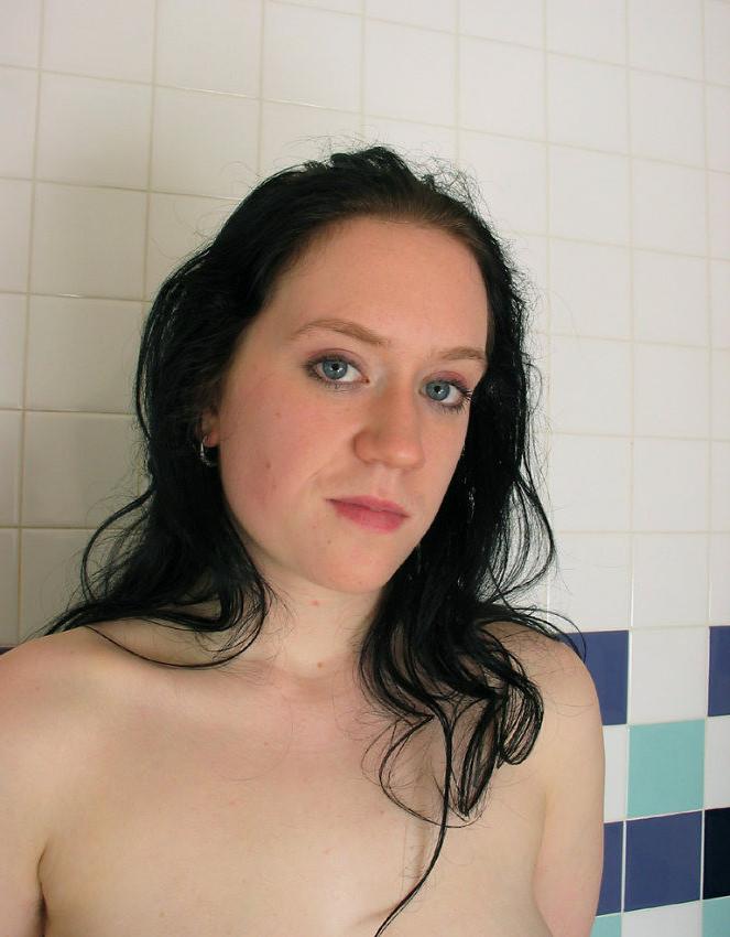 15P Amateur brunet slut bathing pussy