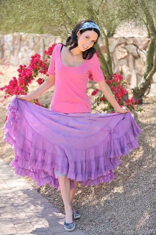16P Raven Haired Beauty Strips Outdoors