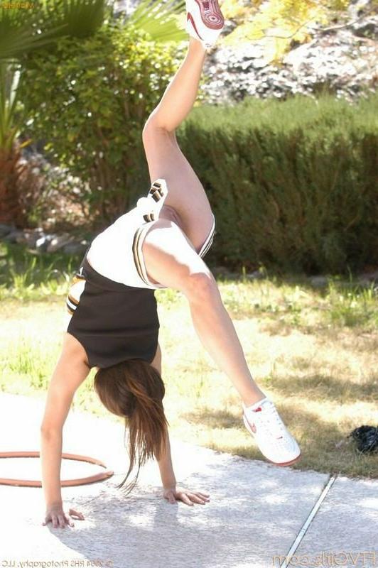 16P Cheerleader Doing Some Naughty Cheers
