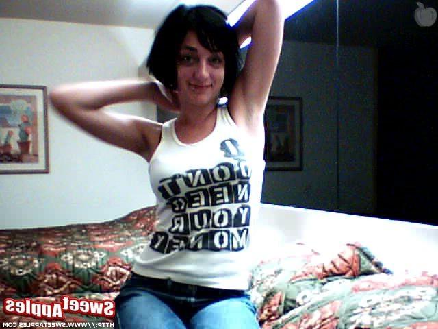 18P Hot black haired emo girl gets nude on webcam